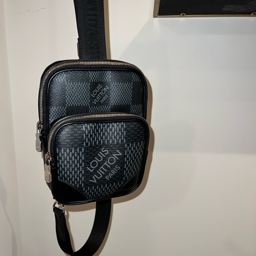 2021 Louis Vuitton Mens Messenger Bag - Picture 2 of 9